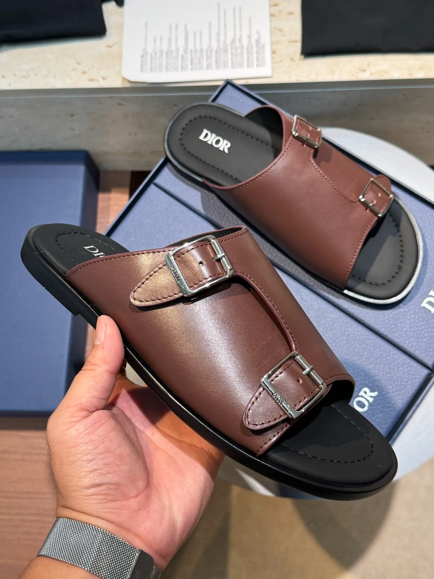 [Dior] Top P: 560💰 -Size: 39-44 (38, 45 custom-made) Dior Dior Alias ​​men's leather slippers This Alias ​​sandal is a new summer product, showing a casual and elegant style. Carefully crafted from grained cow leather and Oblique printed fabric, with cowhide lining! Cross-strap design with metal-clad brass CD Diamond logo. The imported cowhide leather and rubber sole adds sophistication and comfort, while Oblique print-effect anti-slip panels add style.